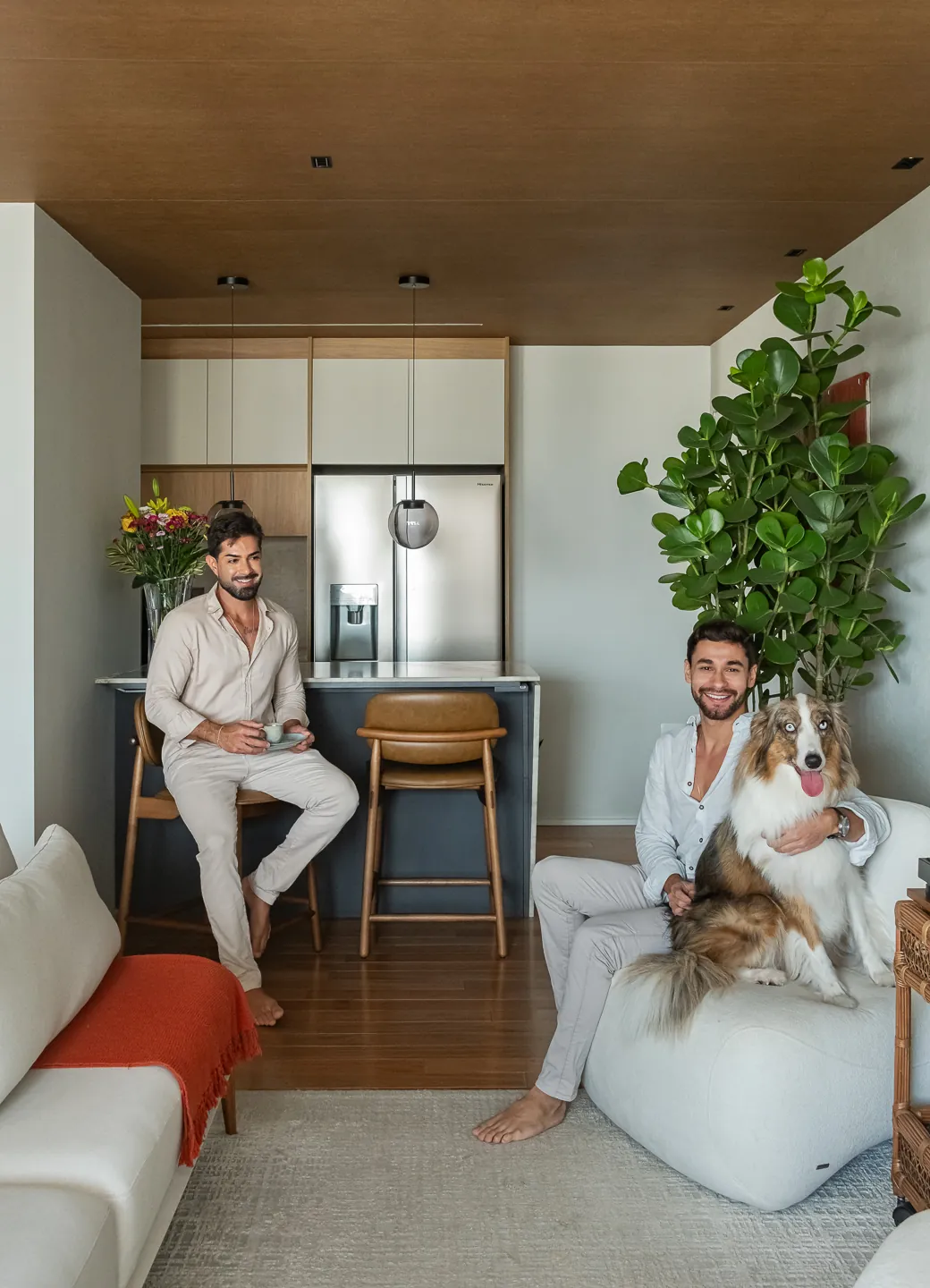 Morador na poltrona com o cachorro, ao lado da cozinha