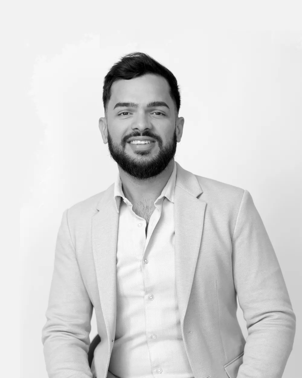 Retrato em preto e branco de Giann Freire, arquiteto